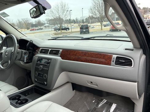 Used 2014 GMC Yukon XL SLT w/ SLT Chrome Package image 24