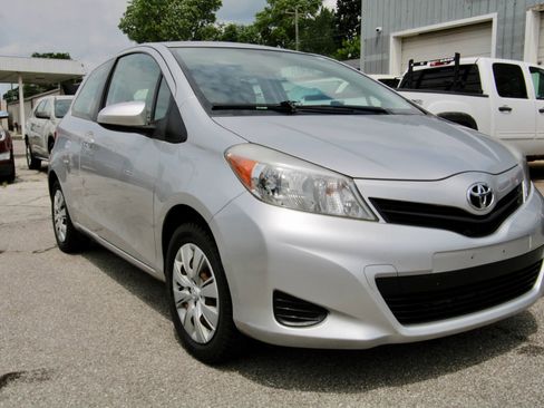 Used 2012 Toyota Yaris L image 8