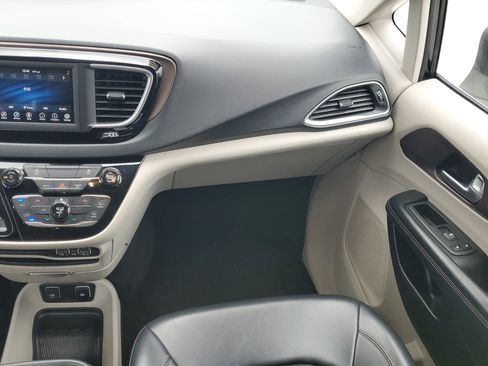 Used 2021 Chrysler Voyager Lxi image 16