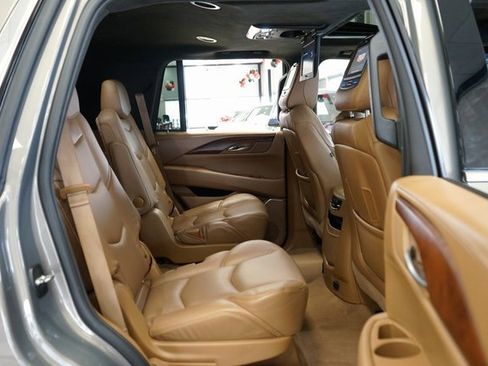 Used 2017 Cadillac Escalade Platinum image 16