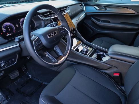 Used 2025 Jeep Grand Cherokee Laredo X RWD image 17