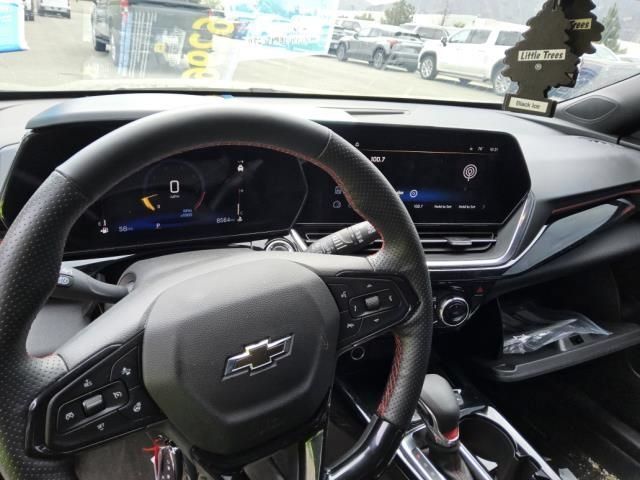 Used 2025 Chevrolet Trax RS FWD image 2