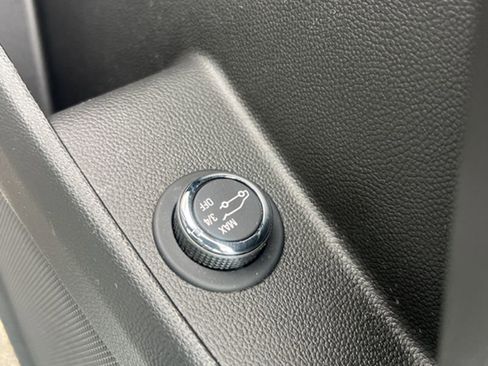 Used 2023 Chevrolet Traverse LT image 21