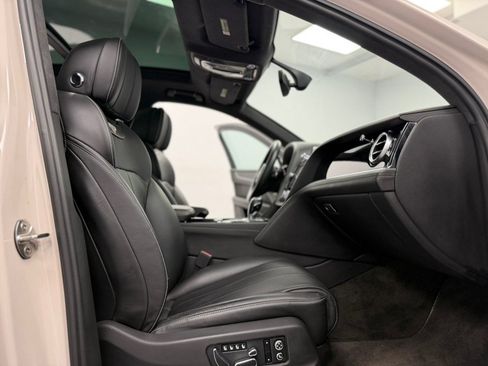 Used 2019 Bentley Bentayga AWD/4WD image 32