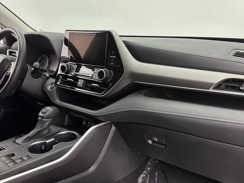 Used 2024 Toyota Highlander LE image 37