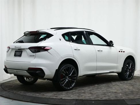 Used 2022 Maserati Levante Trofeo image 5