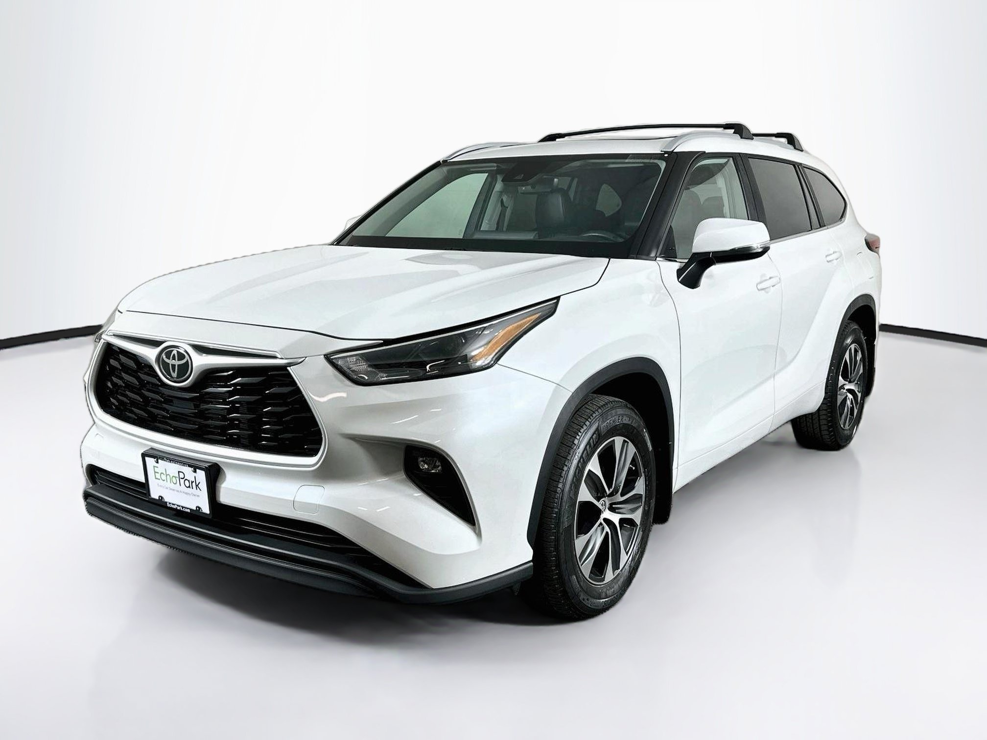Used 2023 Toyota Highlander XLE FWD image 3