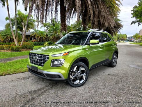 Used 2022 Hyundai Venue SEL FWD image 2