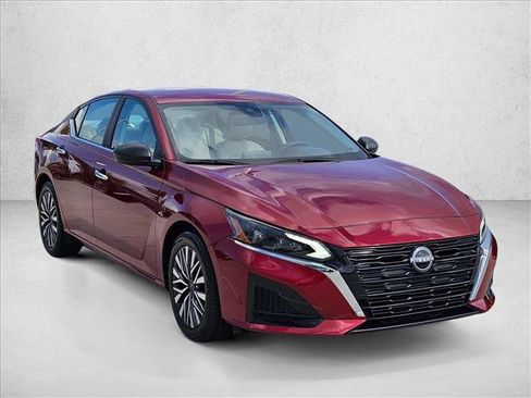 Used 2025 Nissan Altima 2.5 SV FWD image 3