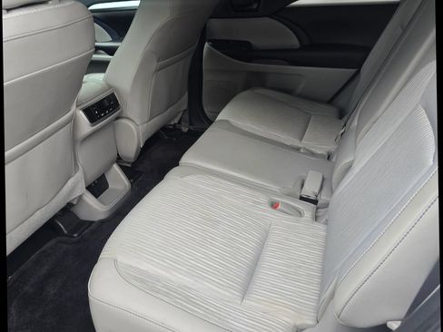 Used 2019 Toyota Highlander Plus FWD image 16