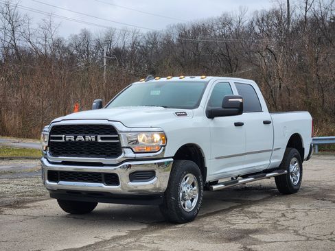 Used 2024 RAM 2500 Tradesman w/ Chrome Appearance Group image 12