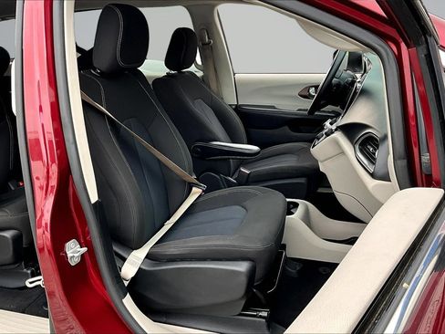 Used 2020 Chrysler Voyager LX FWD image 29