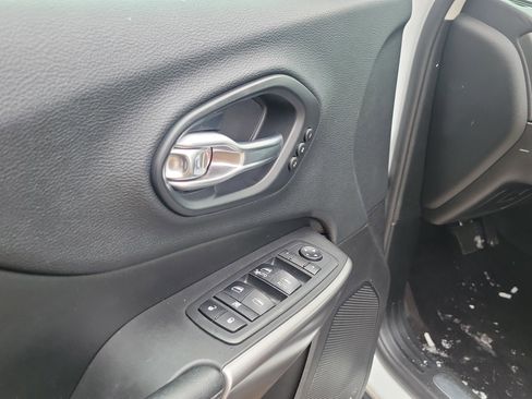 Used 2019 Jeep Cherokee Limited w/ Technology Group image 7