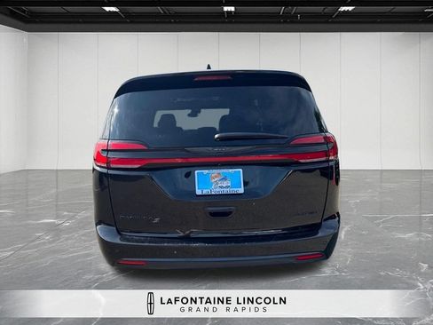 Used 2025 Chrysler Pacifica Limited FWD image 4
