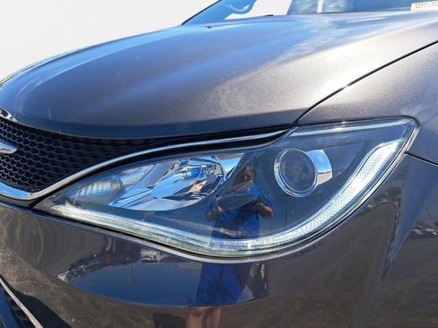 Used 2018 Chrysler Pacifica Limited FWD image 32