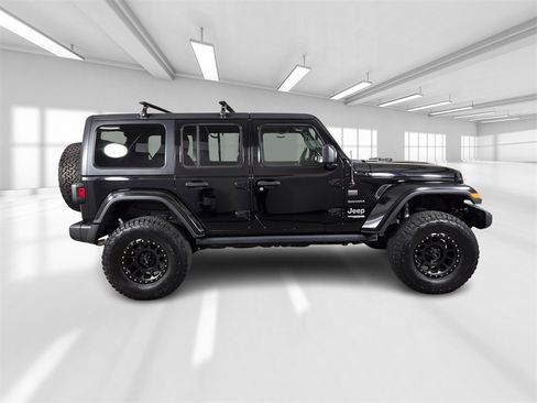 Used 2019 Jeep Wrangler Unlimited Sahara image 8