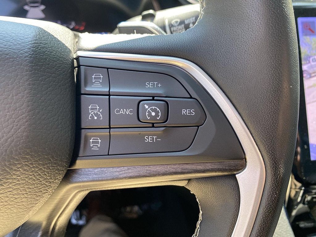 Used 2023 Jeep Grand Cherokee Limited AWD/4WD image 30