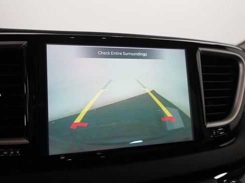Used 2023 Chrysler Pacifica Touring-L FWD image 31