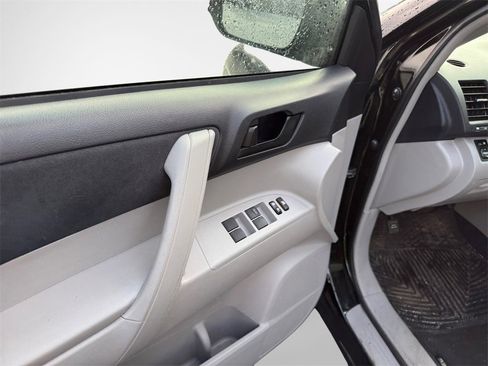 Used 2013 Toyota Highlander Plus w/ Cold Weather Pkg image 14