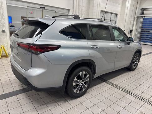 Used 2024 Toyota Highlander XLE image 4