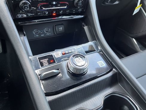 New 2025 Jeep Grand Cherokee Limited w/ Black Appearance Package image 40