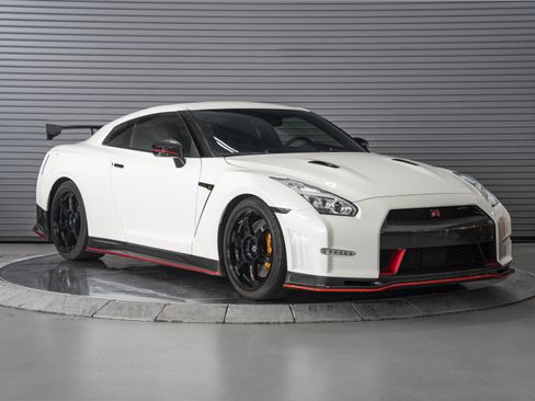 Used 2016 Nissan GT-R NISMO AWD/4WD image 7