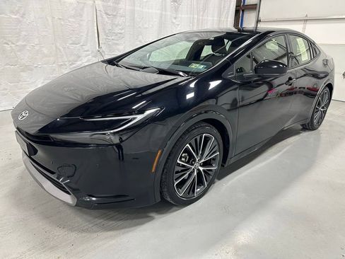 Used 2025 Toyota Prius XLE image 3