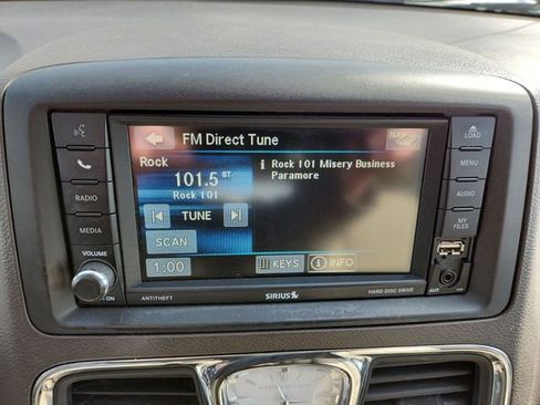 Used 2016 Chrysler Town & Country Touring image 13