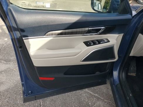 Used 2024 Kia Telluride EX w/ EX Captain's Chair Package image 11