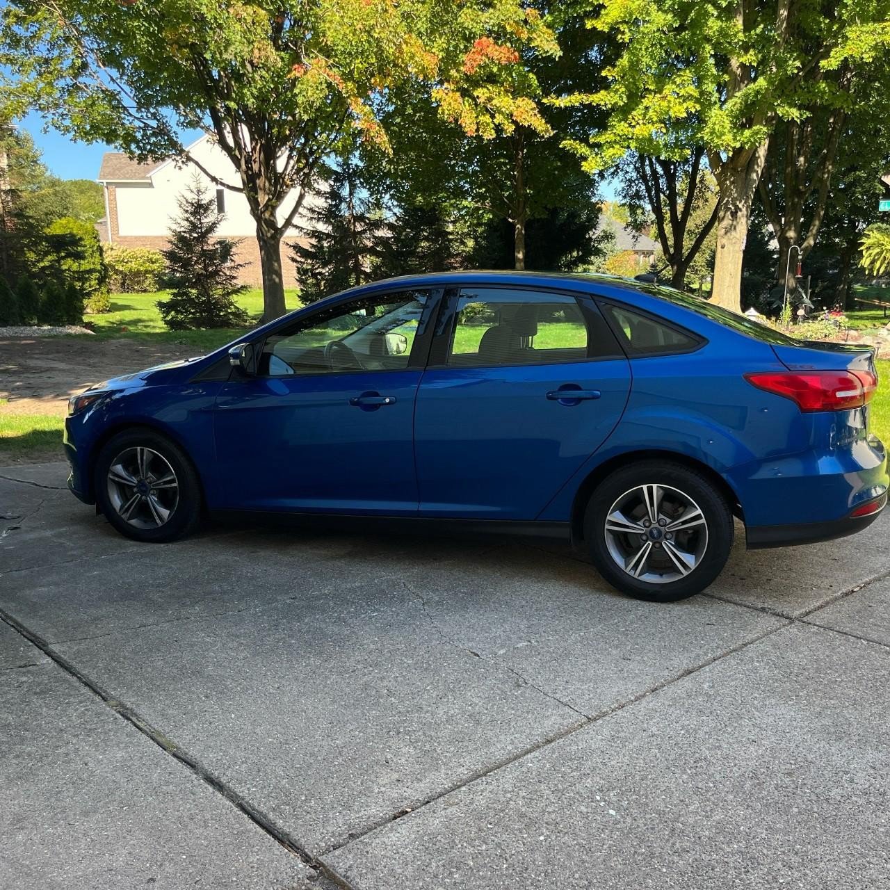 Used 2018 Ford Focus SE w/ SE Appearance Package FWD image 2