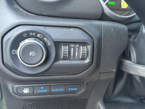 Used 2022 Jeep Wrangler Unlimited Sahara w/ Cold Weather Group AWD/4WD image 20