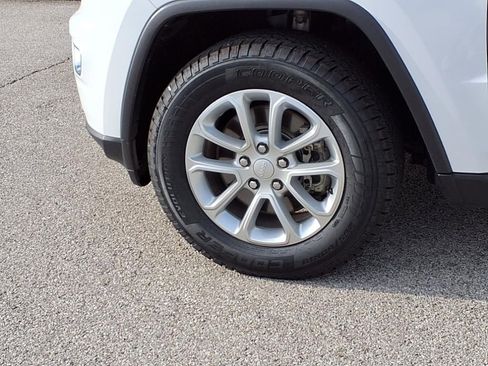 Used 2021 Jeep Grand Cherokee Laredo image 25