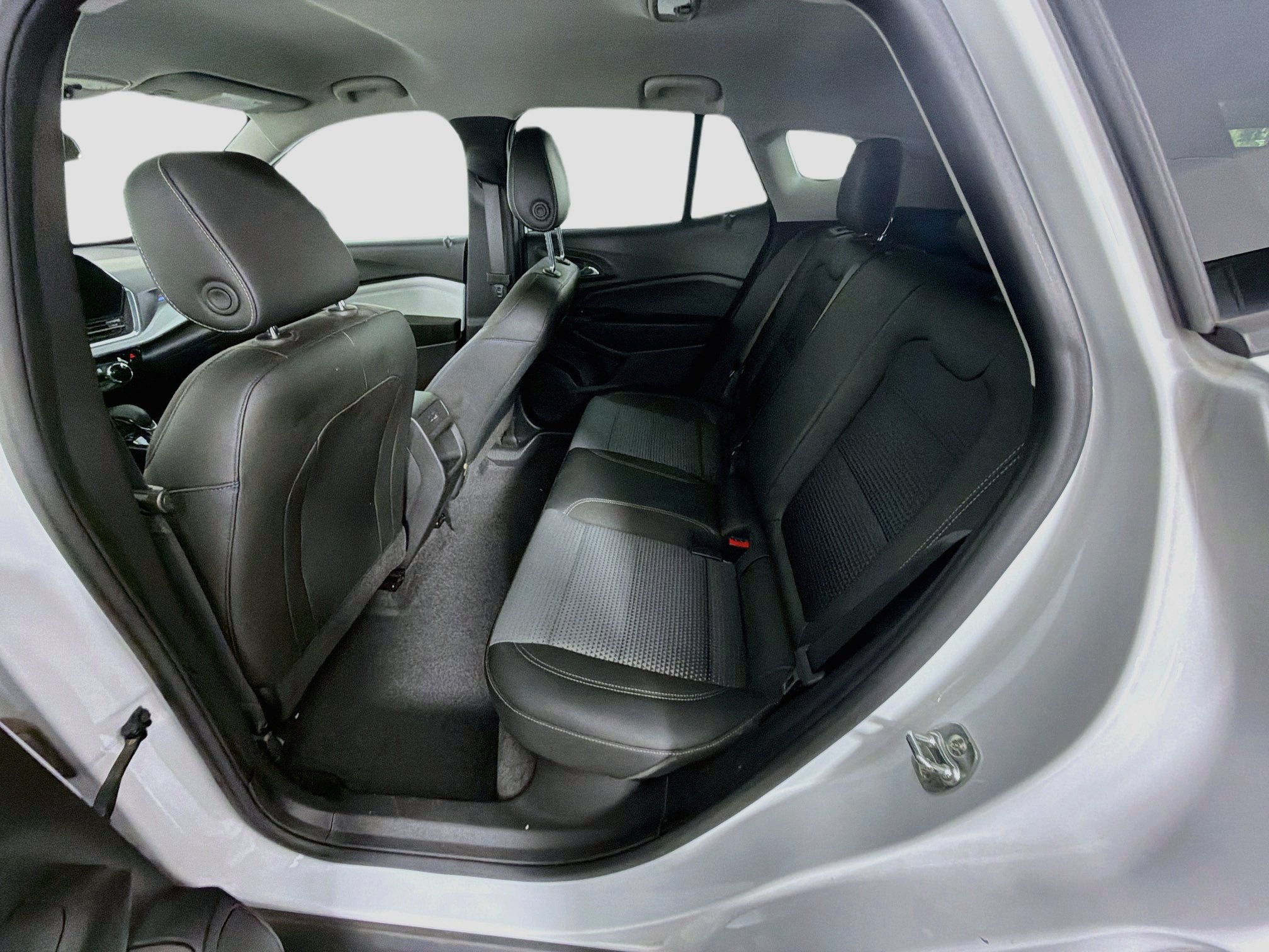Used 2025 Chevrolet Trax LT FWD image 27