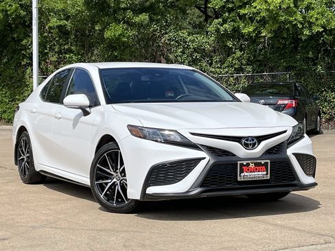 Used 2024 Toyota Camry SE FWD image 2