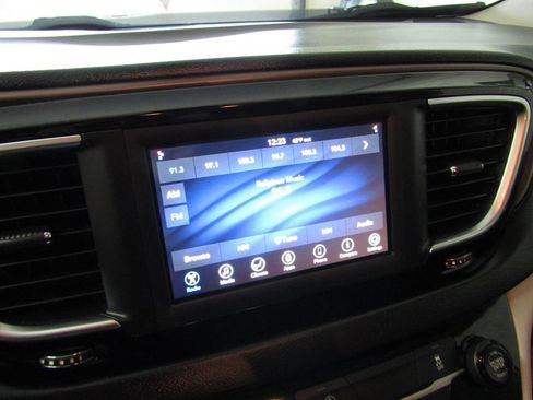 Used 2020 Chrysler Voyager L FWD image 13