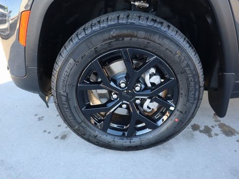 New 2025 Jeep Grand Cherokee Altitude image 18