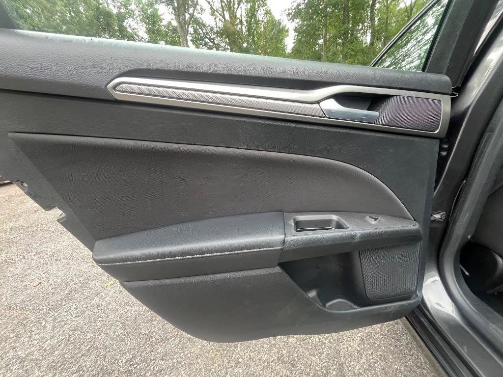Used 2018 Ford Fusion SE FWD image 27
