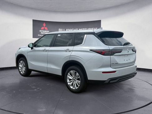 Used 2025 Mitsubishi Outlander ES AWD/4WD image 3