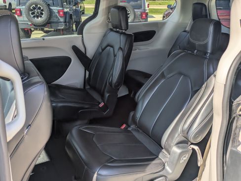 Used 2023 Chrysler Pacifica Touring-L FWD image 7