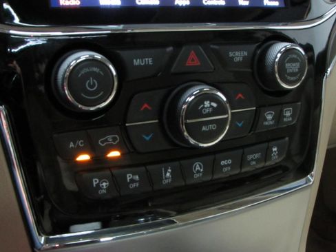 Used 2019 Jeep Grand Cherokee Overland AWD/4WD image 31