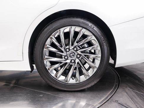 Used 2024 Lexus ES 300h w/ Luxury Package FWD image 15