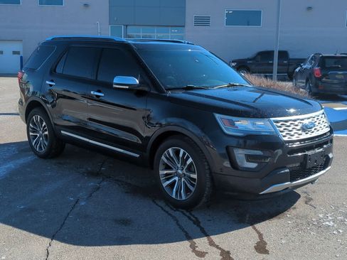 Used 2017 Ford Explorer Platinum image 2