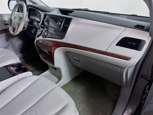 Used 2013 Toyota Sienna XLE image 33