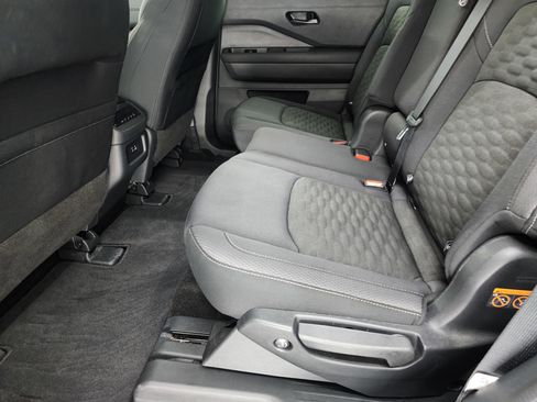 Used 2025 Nissan Pathfinder SV image 32