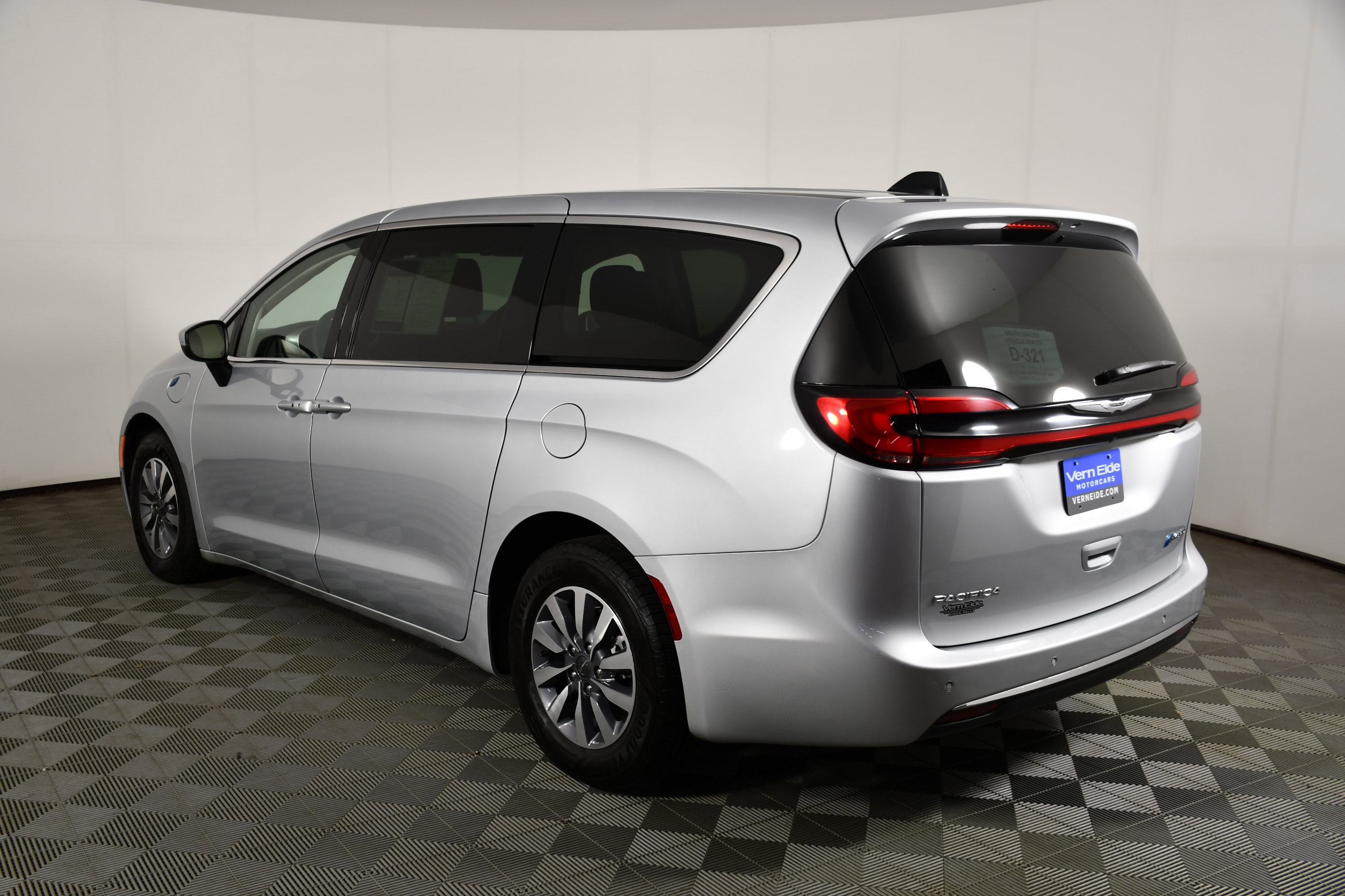 Used 2023 Chrysler Pacifica Touring-L FWD image 8