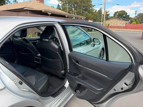 Used 2018 Toyota Camry SE FWD image 13
