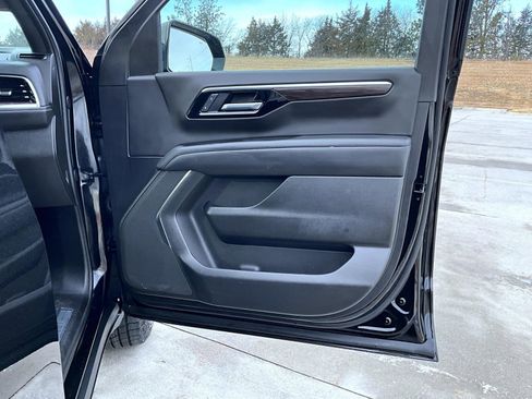 Used 2025 Chevrolet Suburban Z71 AWD/4WD image 16
