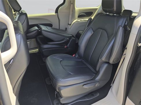 Used 2024 Chrysler Pacifica Limited FWD image 32