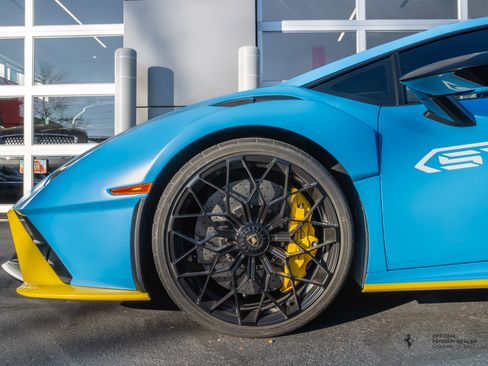 Used 2022 Lamborghini Huracan STO image 3