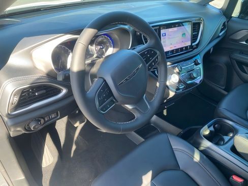 New 2026 Chrysler Pacifica Select image 10